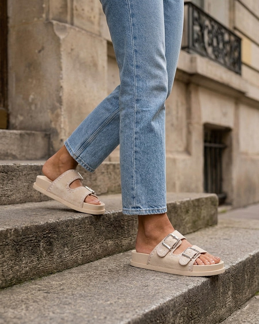 Claquettes à double boucles en suédine et broderies - Beige