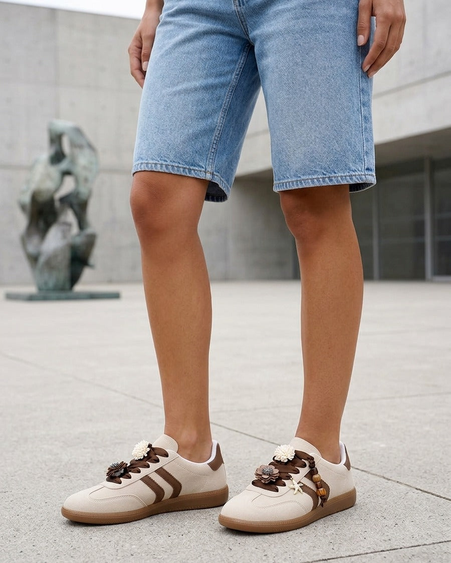 Sneakers à empiècement fleurs et bandes contrastantes - Beige