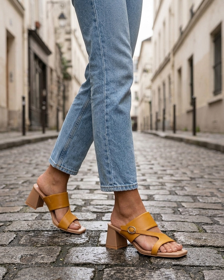 Sandales unies à bride asymétrique - Beige