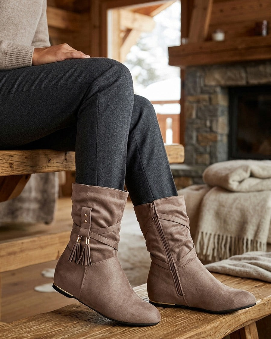 Bottines montantes en suédine à pompons - Taupe