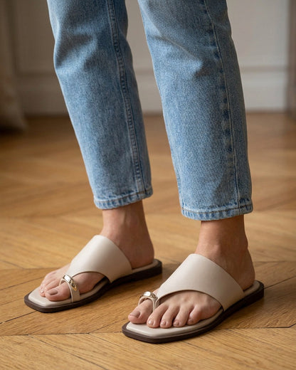 Mules plates à entre-doigt bijou - Beige