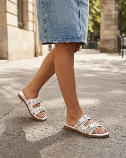 Claquettes à clous fantaisies et boucles - Blanc