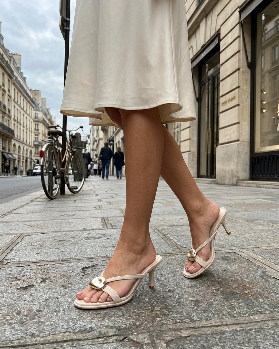 Mules en suédine à empiècement bijou - Beige