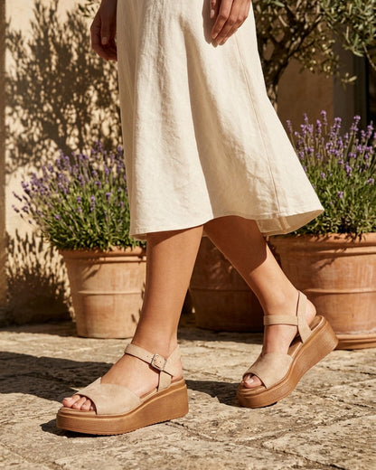 Sandales en suédine à bride en V - Taupe