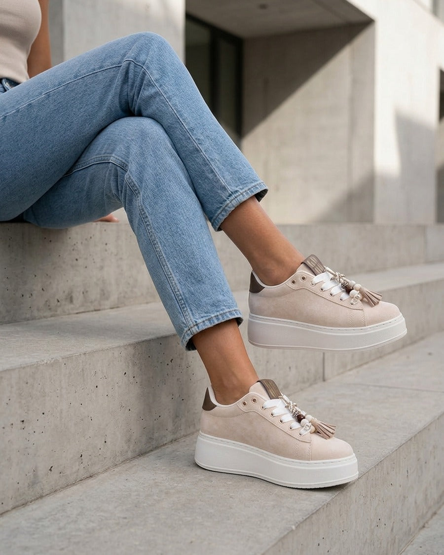 Sneakers en suédine à empiècement perles - Beige
