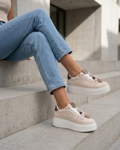 Sneakers en suédine à empiècement perles - Beige