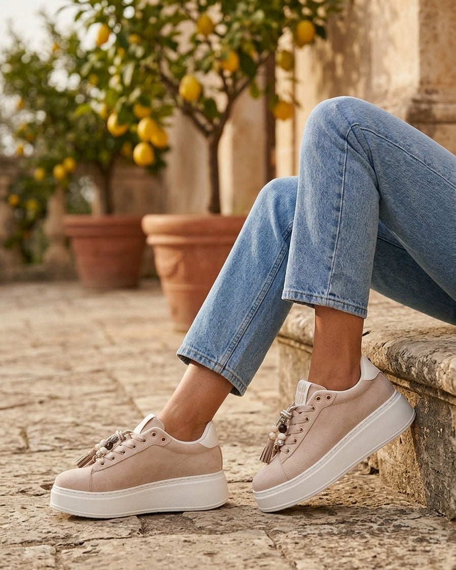 Sneakers en suédine à empiècement perles - Taupe
