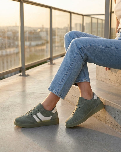 Sneakers en suédine à bandes contrastantes - Kaki
