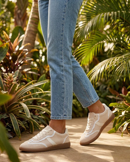 Sneakers en suédine à détail crochet - Beige