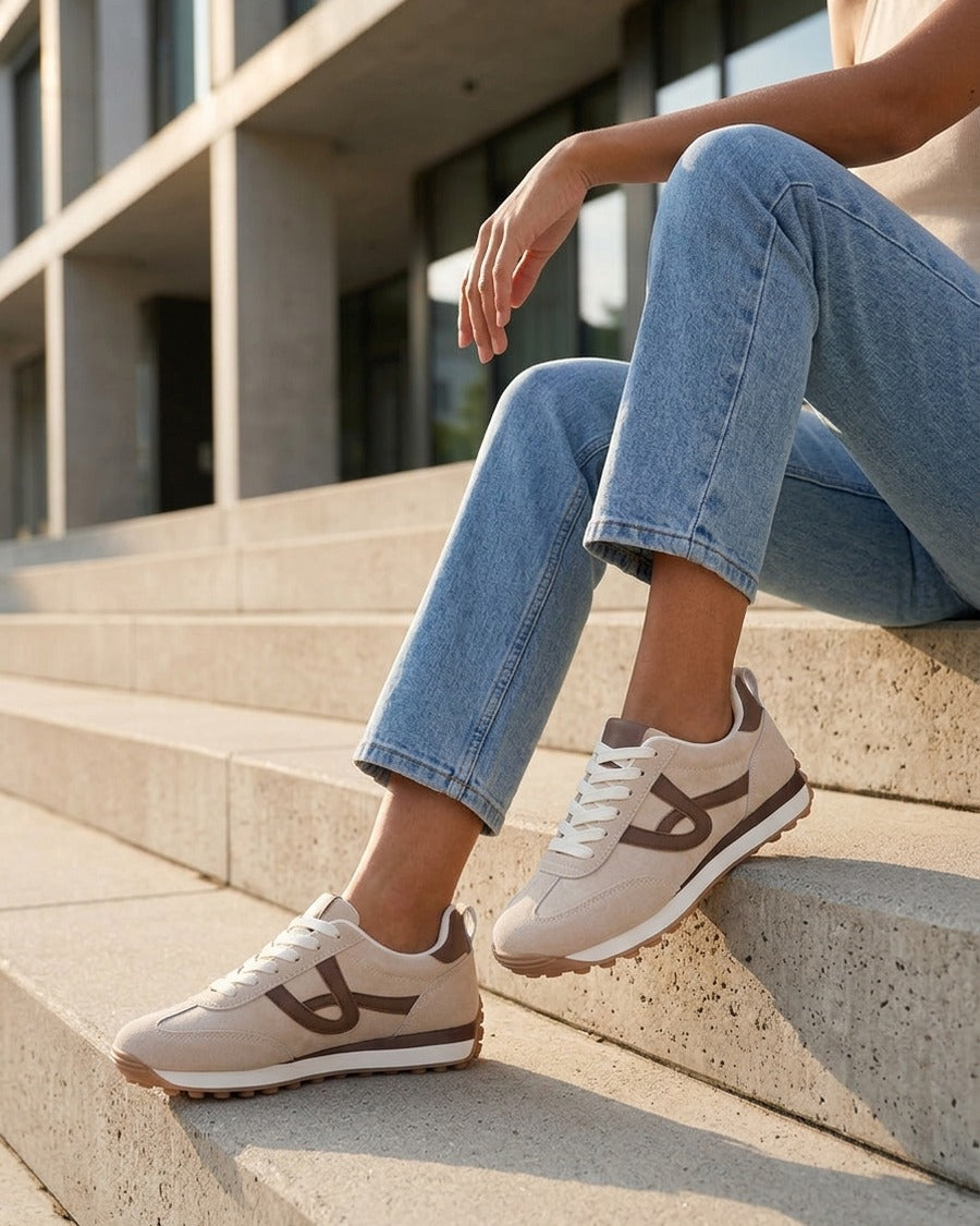 Sneakers en suédine à détails contrastants - Beige