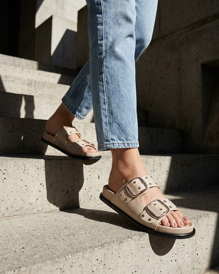 Mules plates cloutées à double boucles - Beige