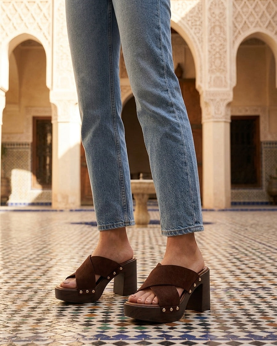 Mules à talon effet bois et ganse en suédine - Marron