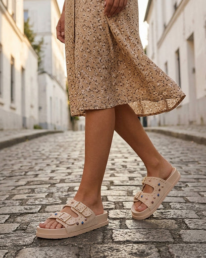 Claquettes en suédine à perles et clous - Beige