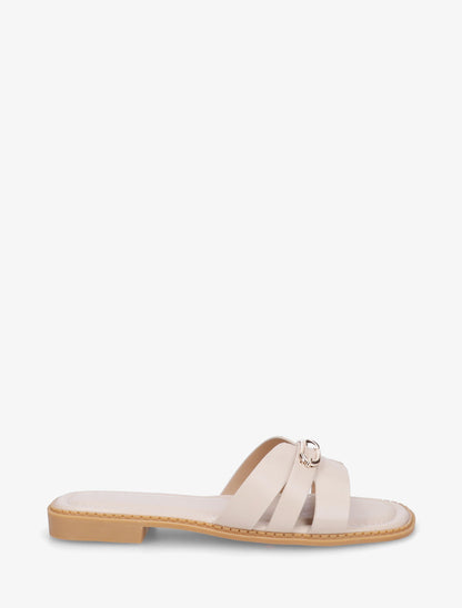 Claquettes en simili à empiècement métal - Beige - 1