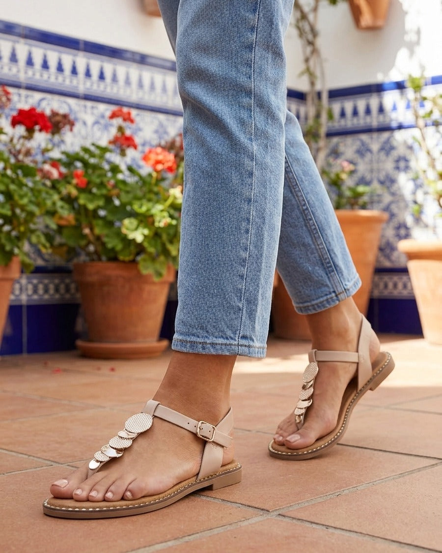 Nu-pieds à entredoigt et bijoux médailles - Taupe