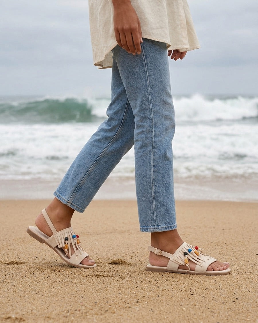 Sandales en suédine à franges et perles de bois - Beige