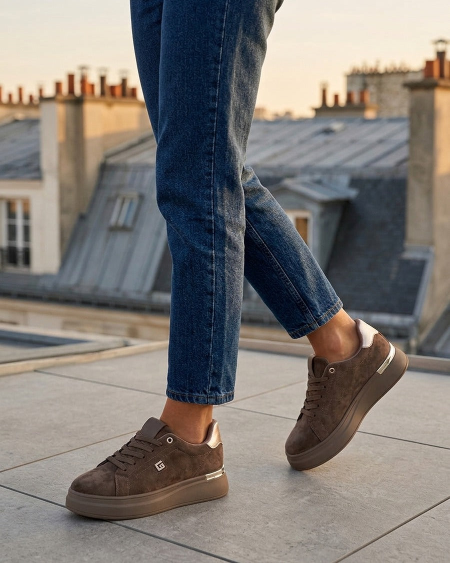 Baskets en suédine à bijou strassé - Taupe