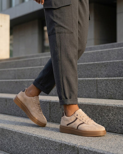 Baskets effet nubuck à oeillets strassés - Taupe