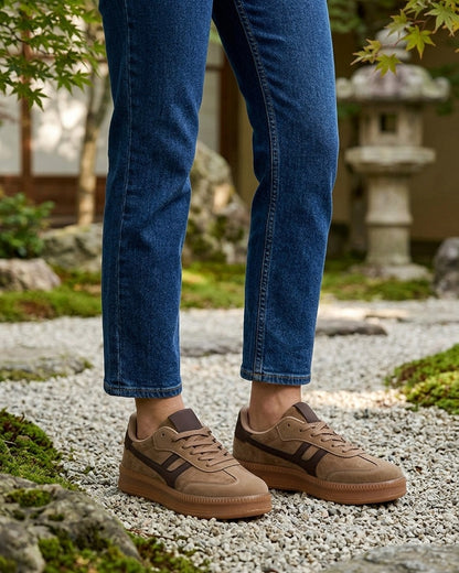 Baskets effet nubuck à empiècement graphique - Taupe