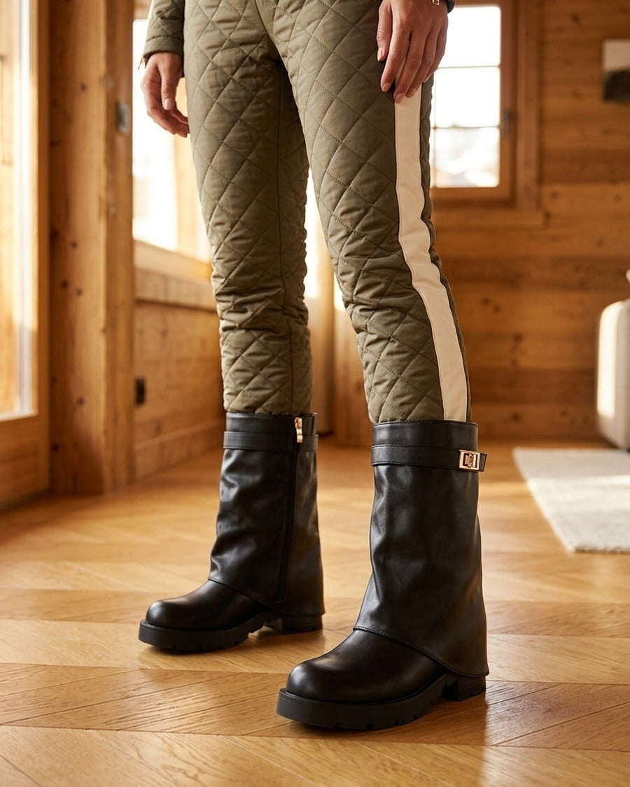Bottines renversées à sangle et bijou - Noir