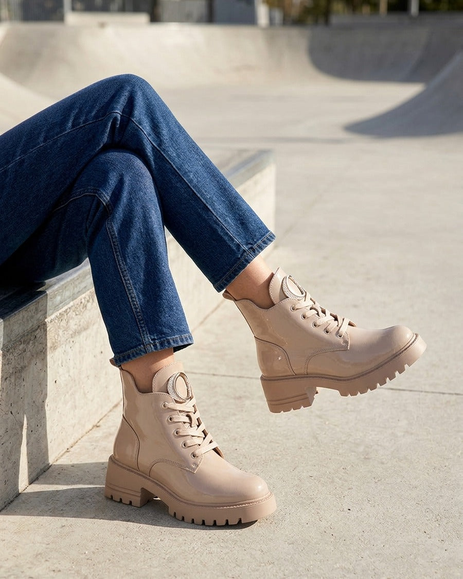 Boots vernies à bijou métal strassé - Taupe