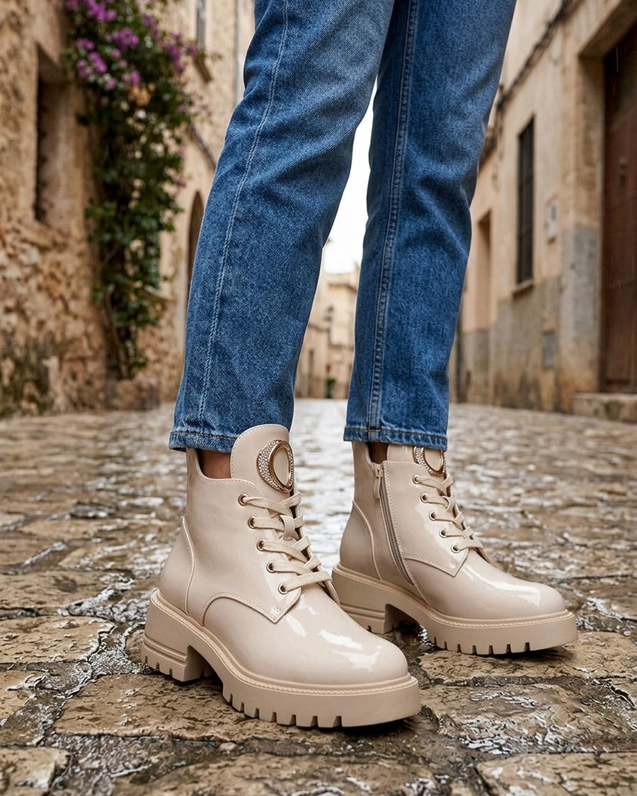Boots vernies à bijou métal strassé - Beige