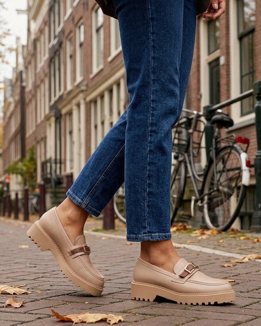 Mocassins à semelle crantée et boucle métallique - Taupe