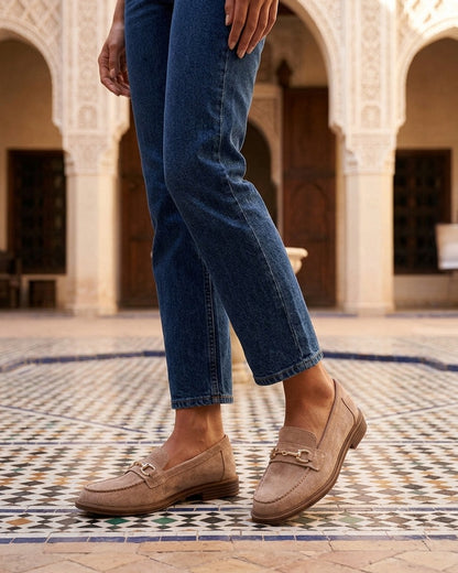 Mocassins en suédine à bijou fantaisie en métal - Taupe
