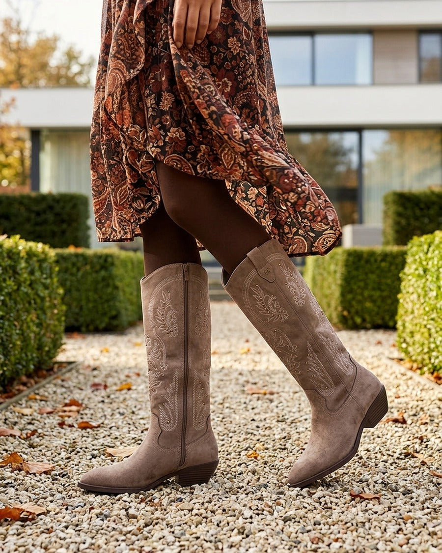 Bottes en suédine style santiags à clous - Taupe