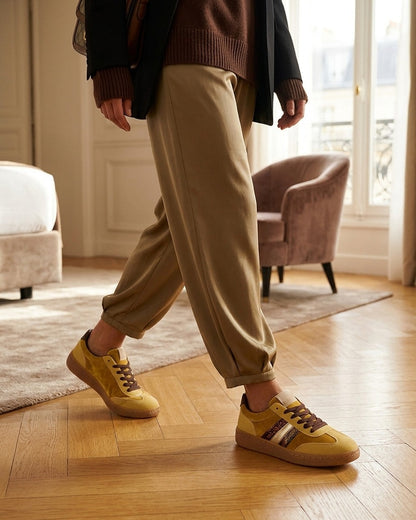 Sneakers à empiècement velours et semelle texturée - Jaune moutarde