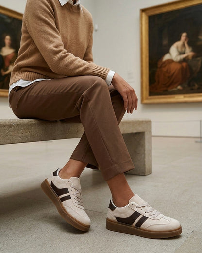 Sneakers en suédine à bandes contrastantes - Beige
