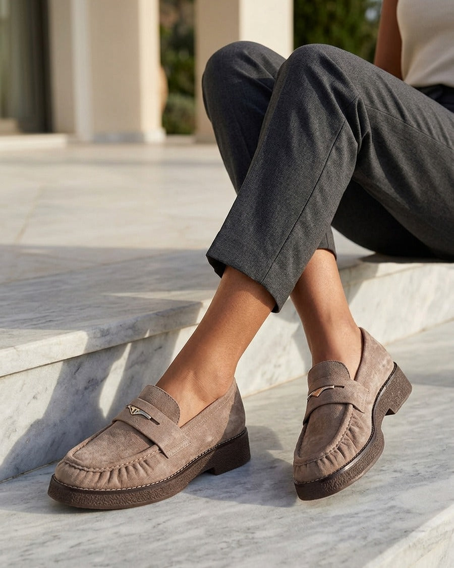 Mocassins suédine froncés à boucle métallique - Taupe