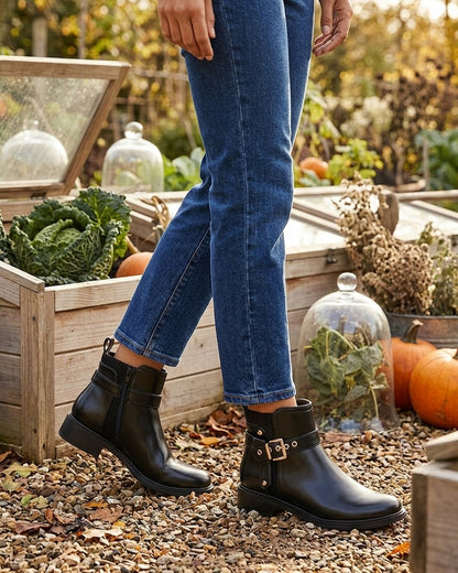 Bottines en simili avec sangle décorative - Noir