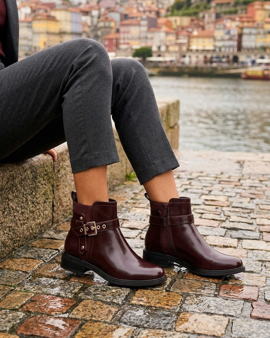 Bottines en simili avec sangle décorative - Bordeaux