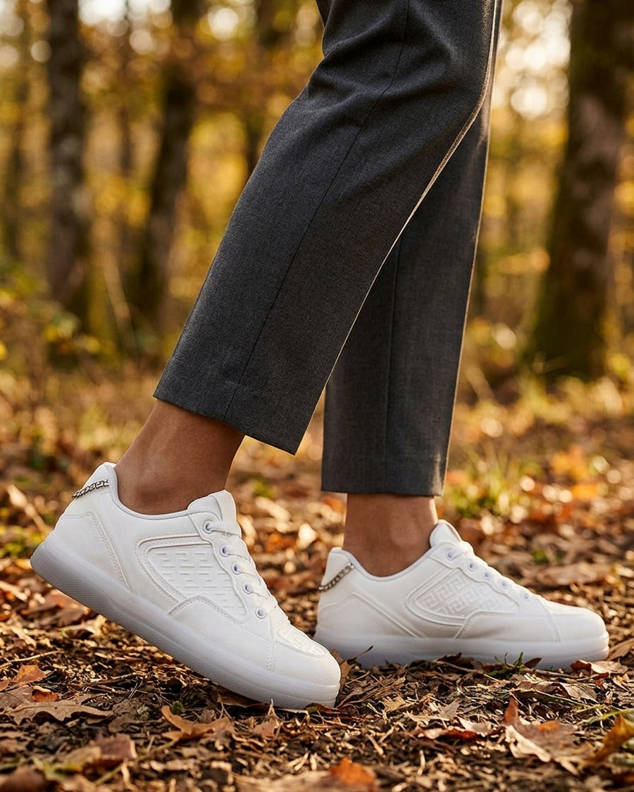 Baskets suédine et simili motif grec en relief - Blanc
