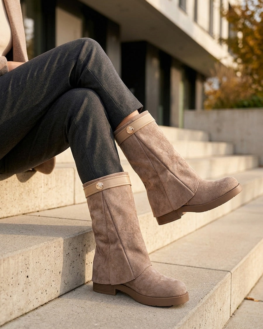 Bottines renversées en suédine à bijou décoratif - Taupe