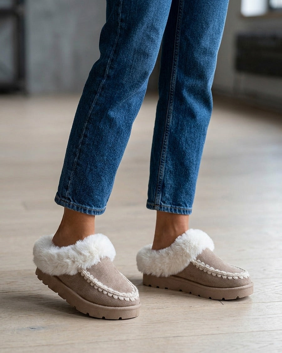 Mules fourrées en suédine à broderies - Taupe