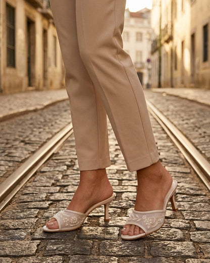 Mules en tissu brodées et perles - Beige