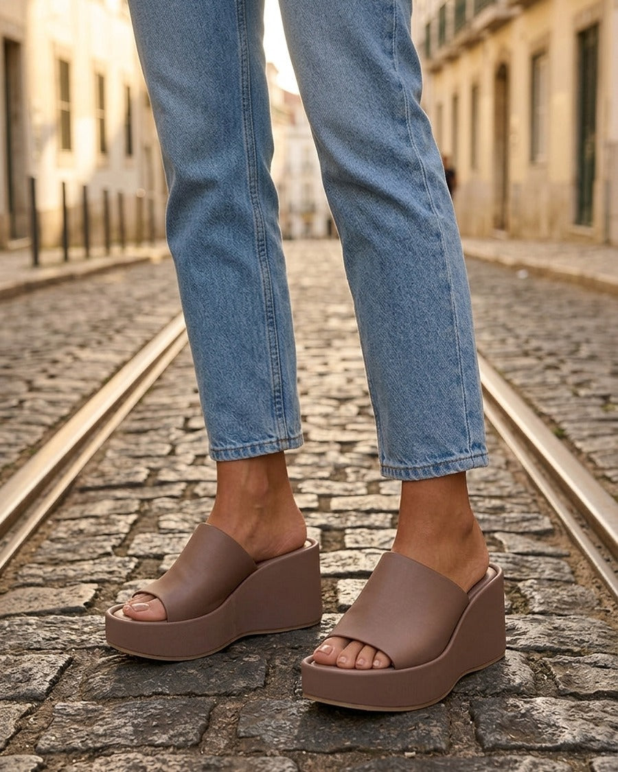 Mules compensées unies en simili - Taupe