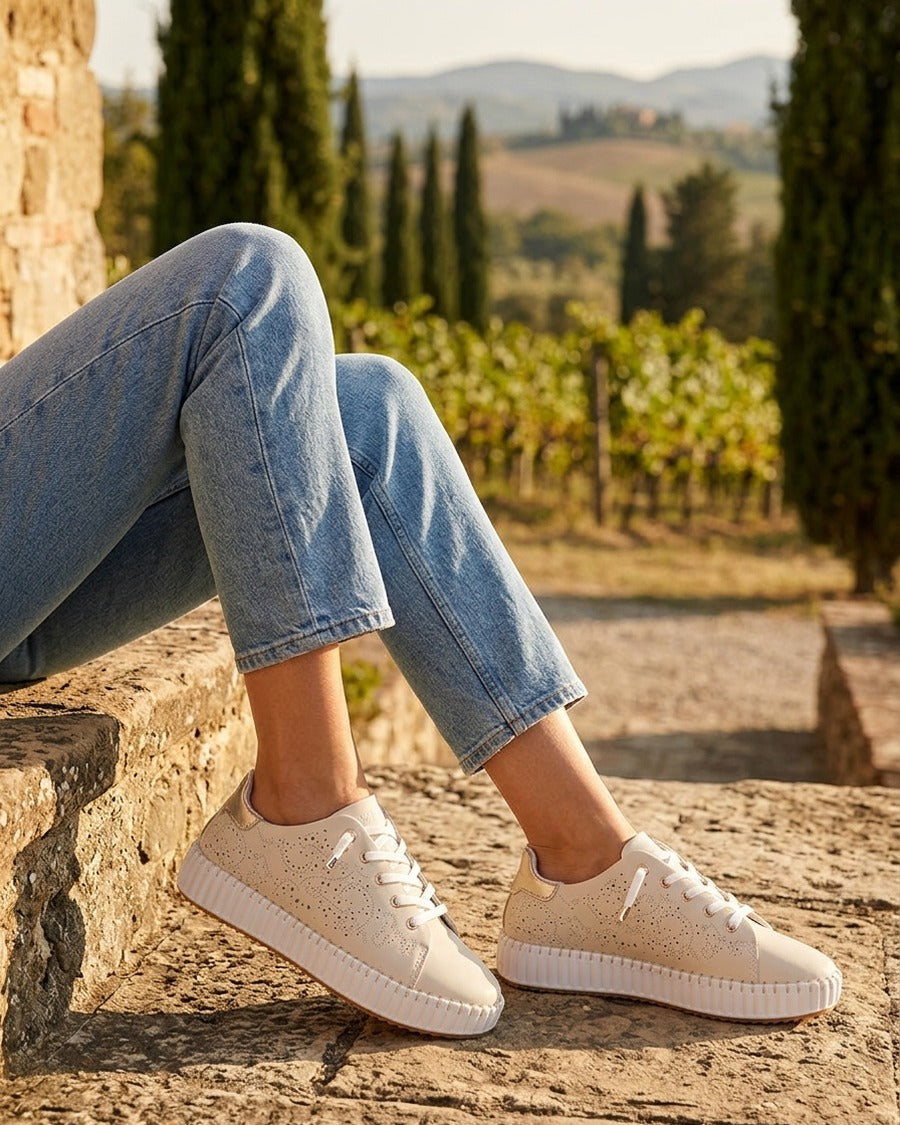 Sneakers souples à motifs ajourés - Beige